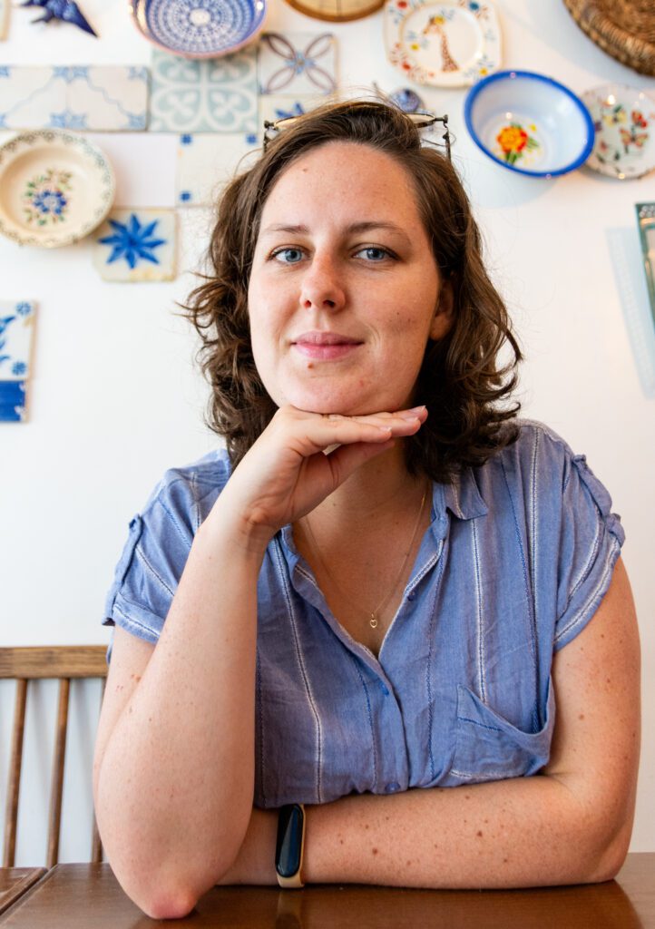 Młoda kobieta na tle portugalskich płytek