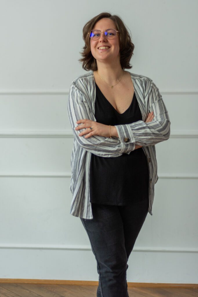 Uśmiechnięta młoda kobieta