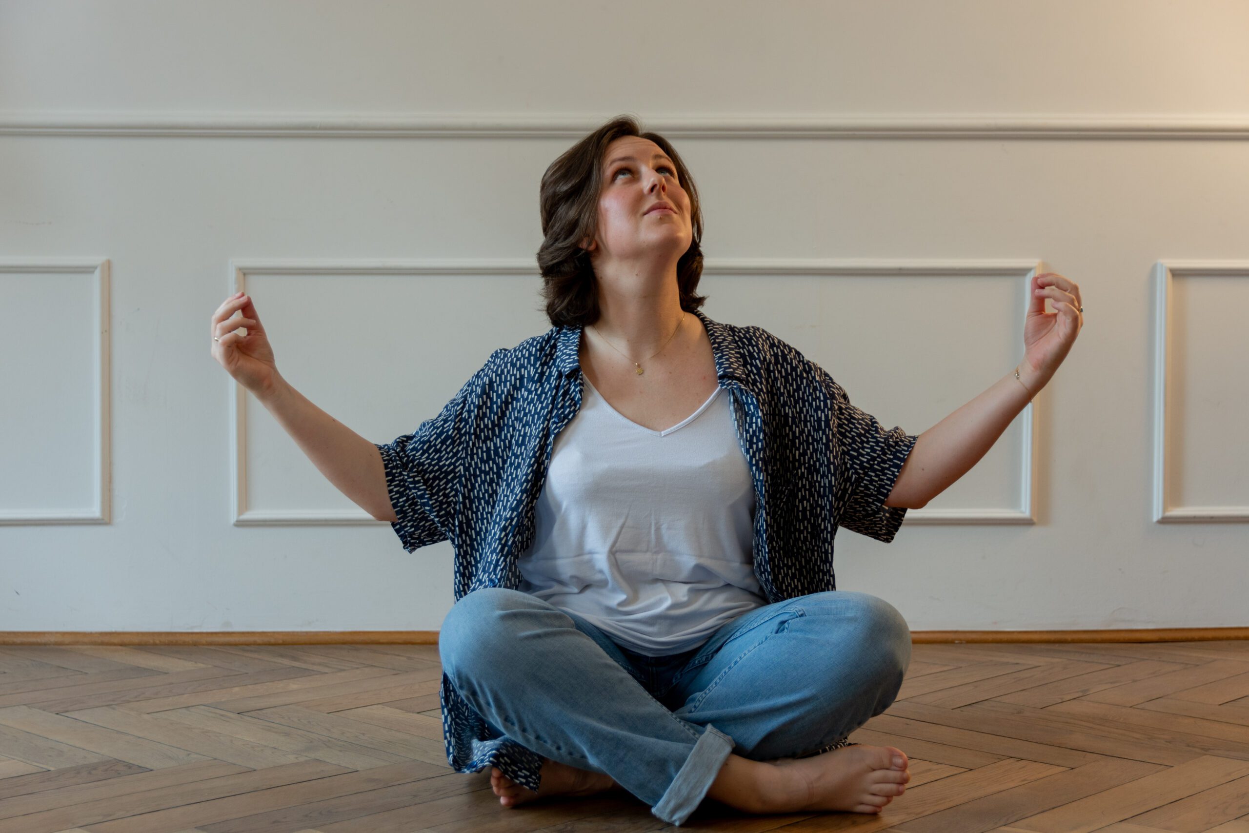 Młoda kobieta patrząca w górę