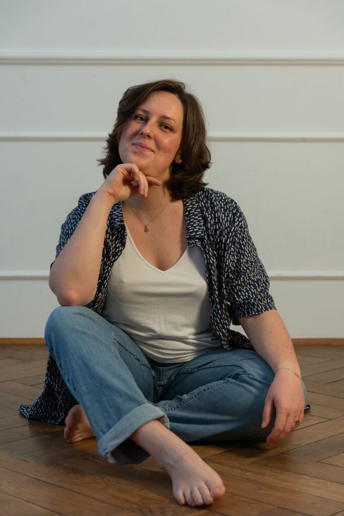 Młoda kobieta siedząca po turecku