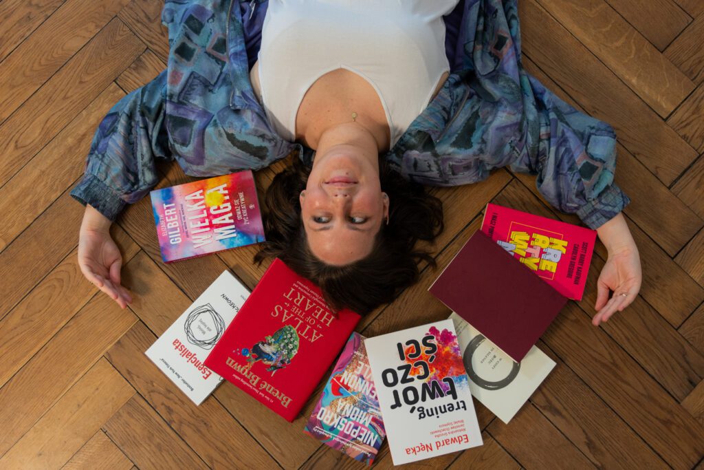 Dziewczyna leżąca wśród książek