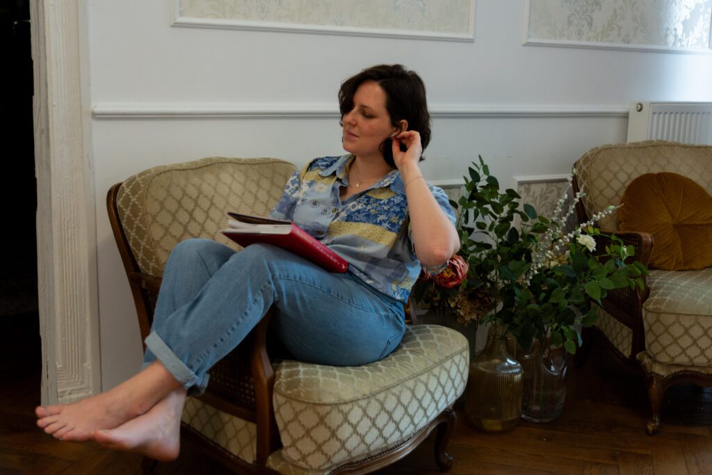 Kobieta czytająca w fotelu