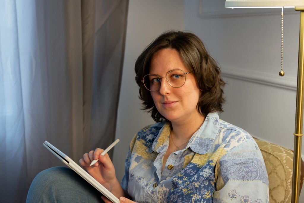 Młoda kobieta patrząca znad tabletu