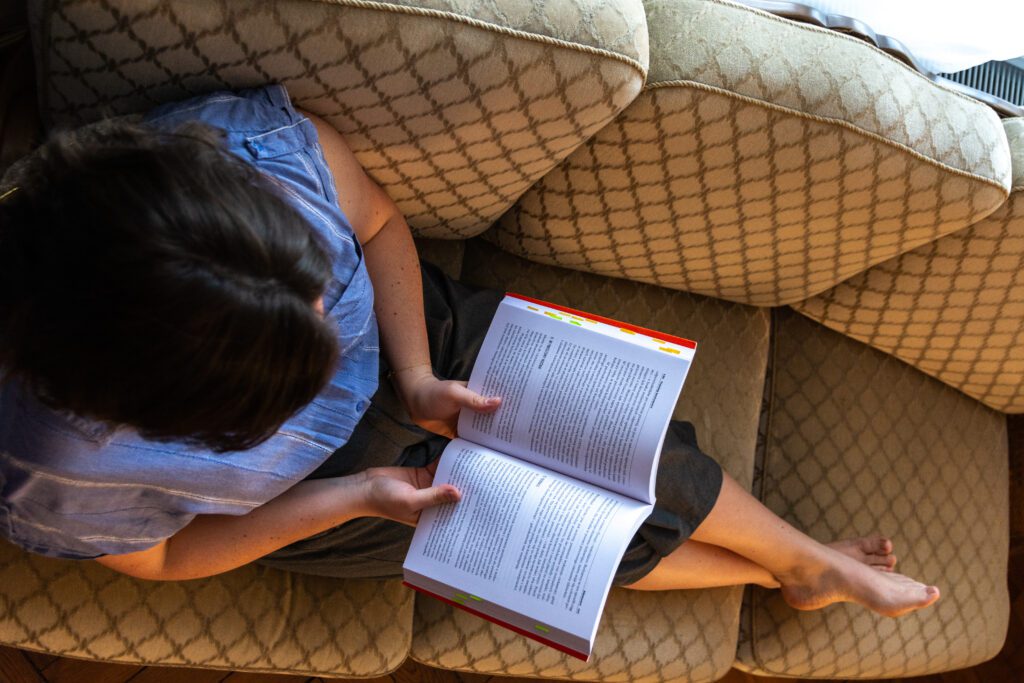 Kobieta czytająca na kanapie