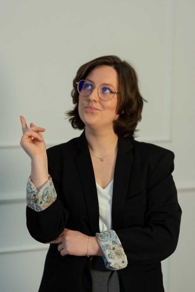 Młoda kobieta wskazująca palcem w lewo