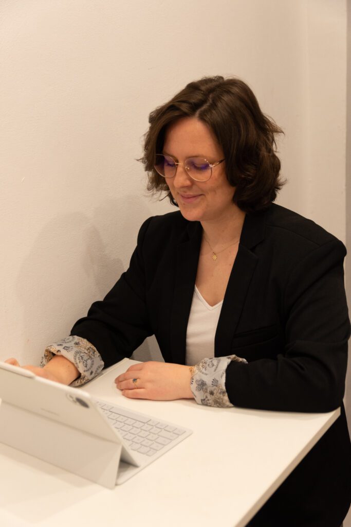 Kobieta pracująca na laptopie